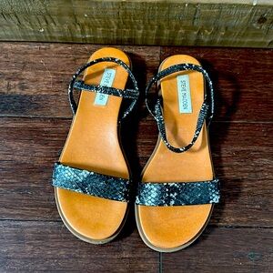 Black Snakeskin Steve Madden flats size 7
